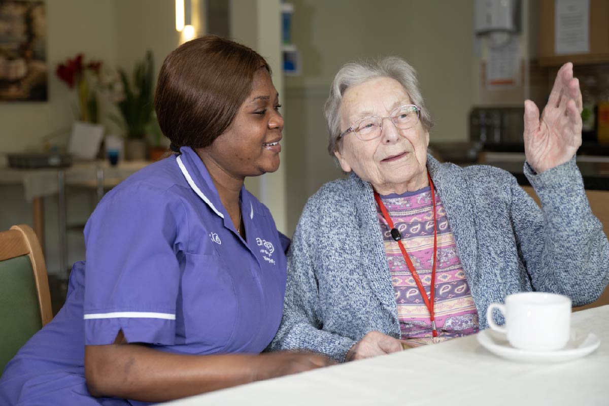 A resident and Avante staff mebmer sitting and talking